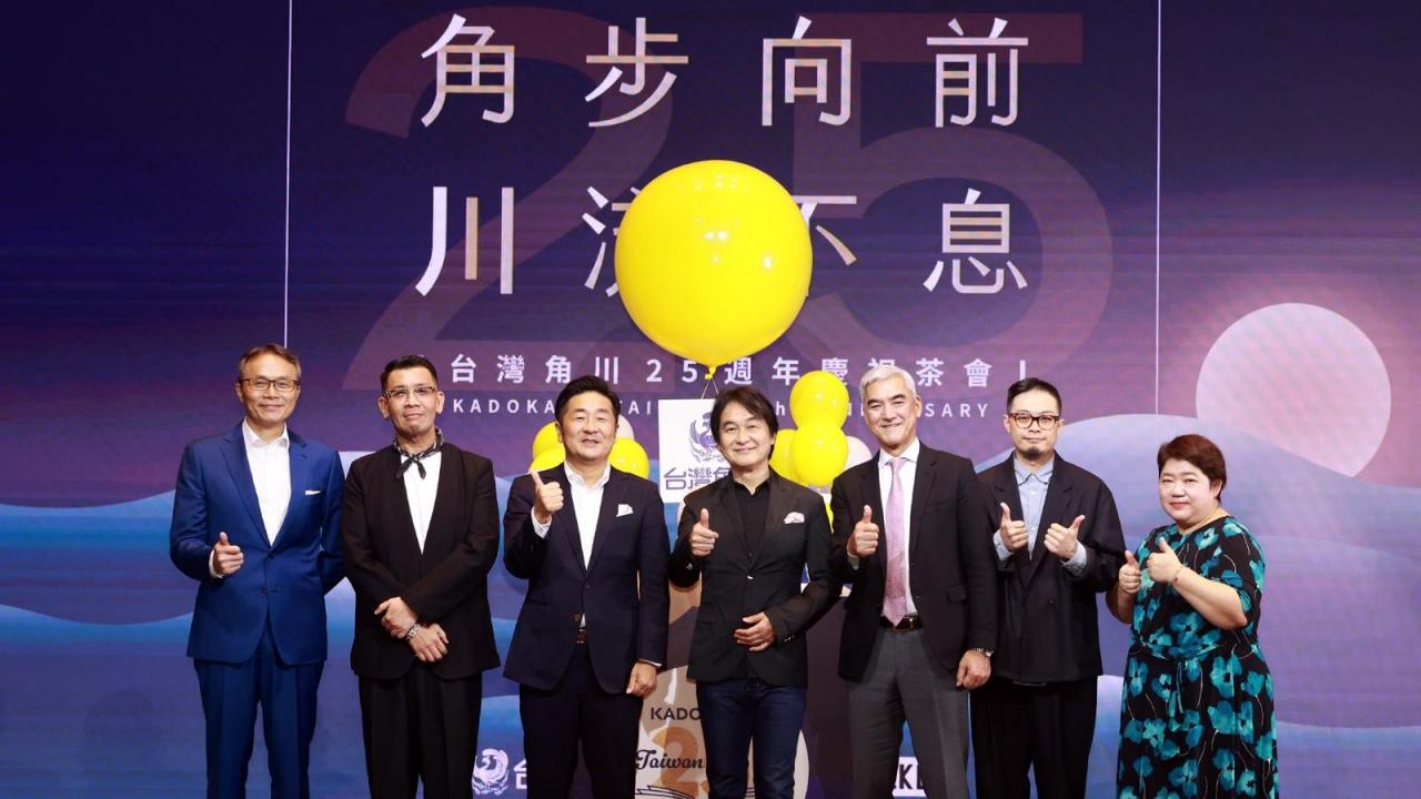 一張含有 服裝, 西裝, 人員, 男人 的圖片
自動產生的描述